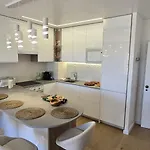 Апартаменти Sunny Escape *