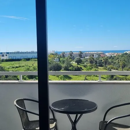Sunny Escape Apartment *